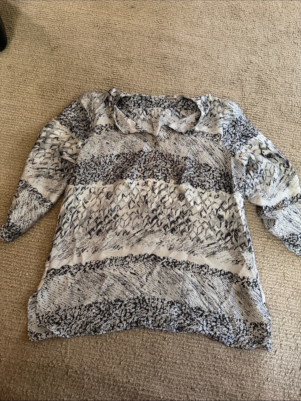 Sioni Black and White Abstract Patterned Long-Sleeve Blouse